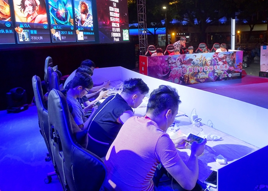 Theshy油管第一期访谈节目邀请韩国女团Kep1er成员